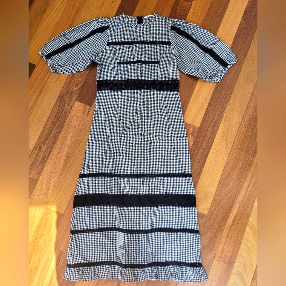 Eyelet crochet patch dress size 4